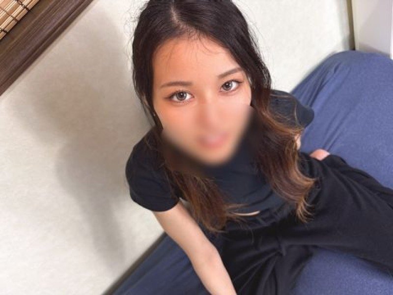 FC2-PPV-4947408 【完全素人＆第一次拍摄】超苗条美女♡超敏感的身体，插入巨大的***时狂喜地呻吟。她一直说感觉比她男朋友的好
