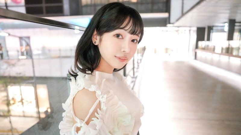 SIRO-5633 “一个美丽、皮肤白皙的女大学生！当淋浴打在她的阴部时，她的性觉醒就开始了！她更喜欢渗透胜过渗透，所以看到她如此兴奋的样子更让人心疼。