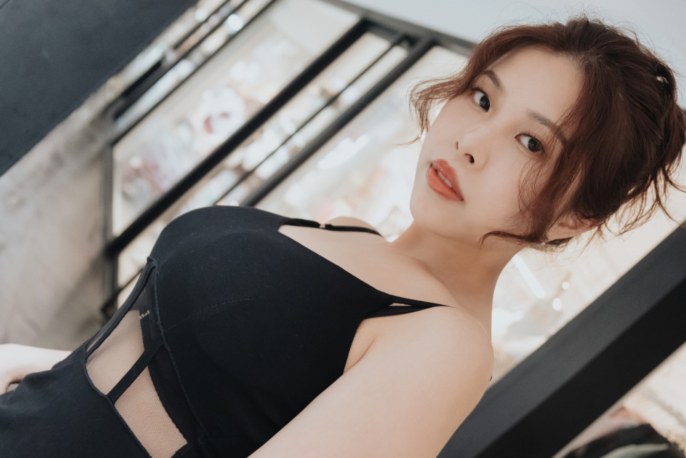 CUS-2584 天使电影25岁酒店女公关下班后就被搭讪。坚硬的阴茎无法承受她雪白巨乳之间的快速刺激射精
