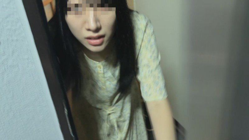FC2-PPV-4973905 [私人拍摄] 妻子大量潮吹。她的乳头变得异常坚硬，她在丈夫旁边浑身湿透。看着她试图忍住自己的呻吟真是令人难以置信......