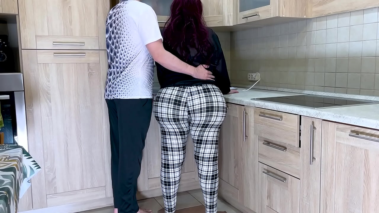A big and gentle 继母 took care of her stepson when he asked her