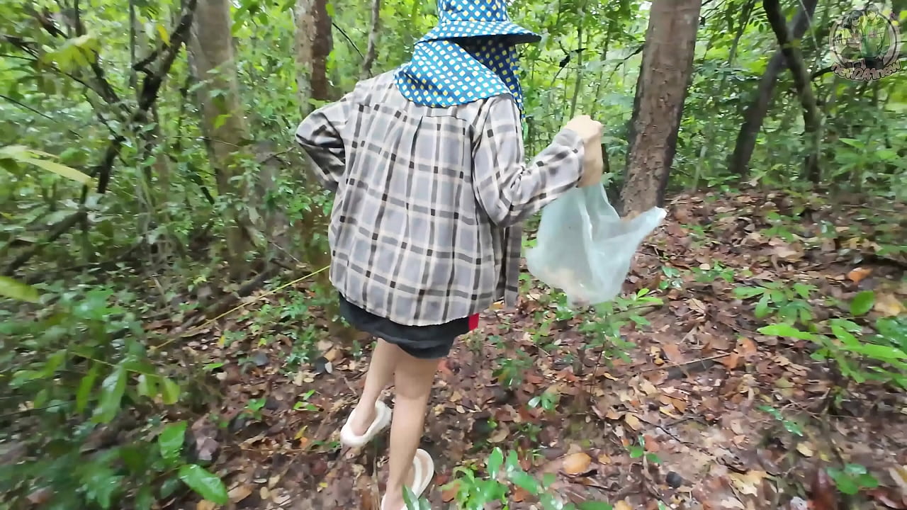 一名泰国女孩在森林里一边散步一边聊天。她在密林深处偷偷施展身手。她的声音是清晰的泰语。