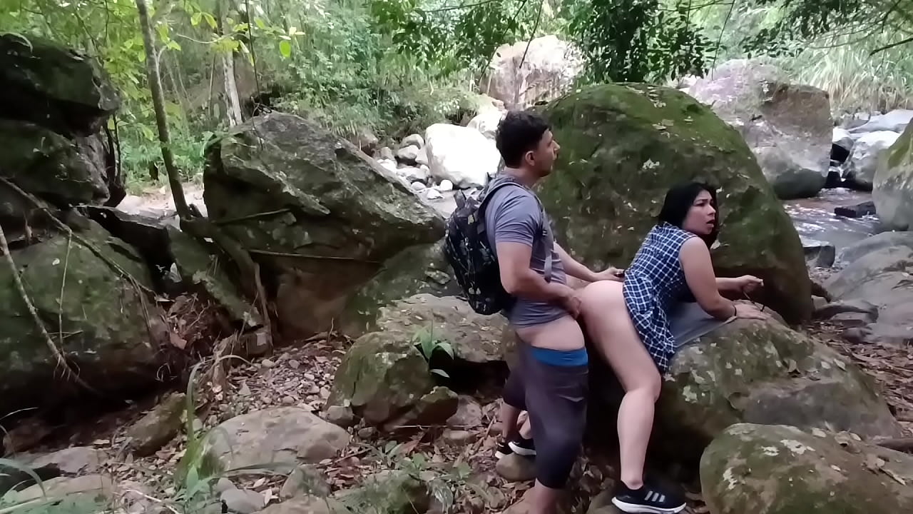 第一部分和我的伴侣在森林里操。他们操我，吸我，射在我身上。在森林里 alexachris20