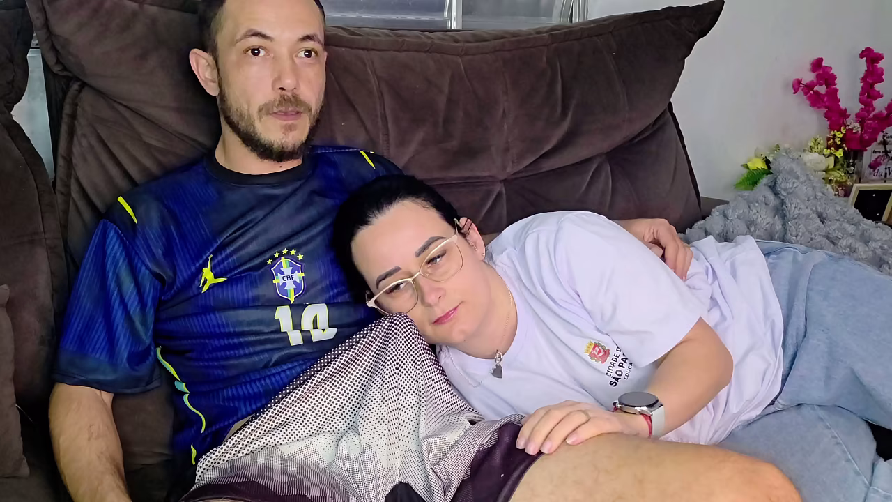 继姐 is seduced by her half-brother while watching the Brazil game.