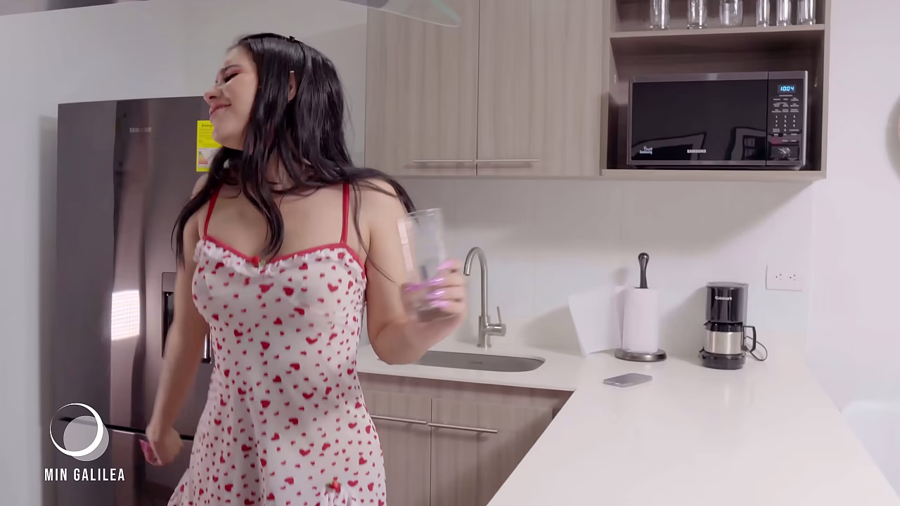 美丽的印度女孩一边自慰一边随着“RINGA RINGA”的节奏跳舞 - Min Galilea