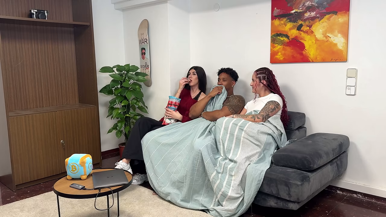 My 继姐 takes advantage of my absence to have sex with my boyfriend