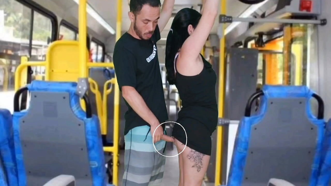 荒唐的公共汽车上男人用鸡巴摩擦黑发美女，直到射到她的屁股和衣服上