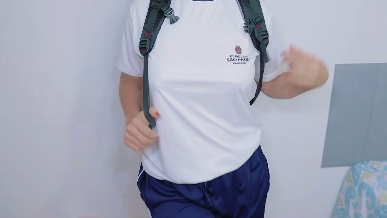 学生在她的房间里自慰，把它交给了她母亲的丈夫