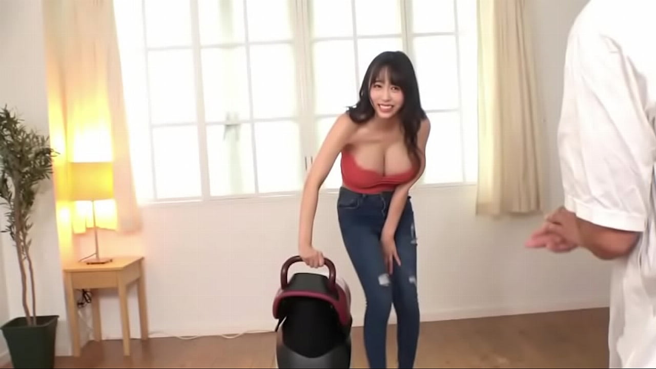 【完全素人】邀请K罩杯巨乳学校工作人员拍摄简单泳装写真，参与极限写真拍摄。 1
