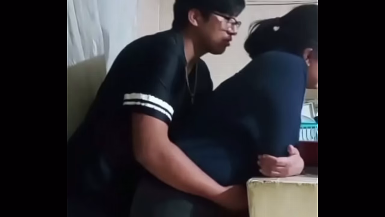 和我的女仆单独在一起，我的妻子差点抓住我们