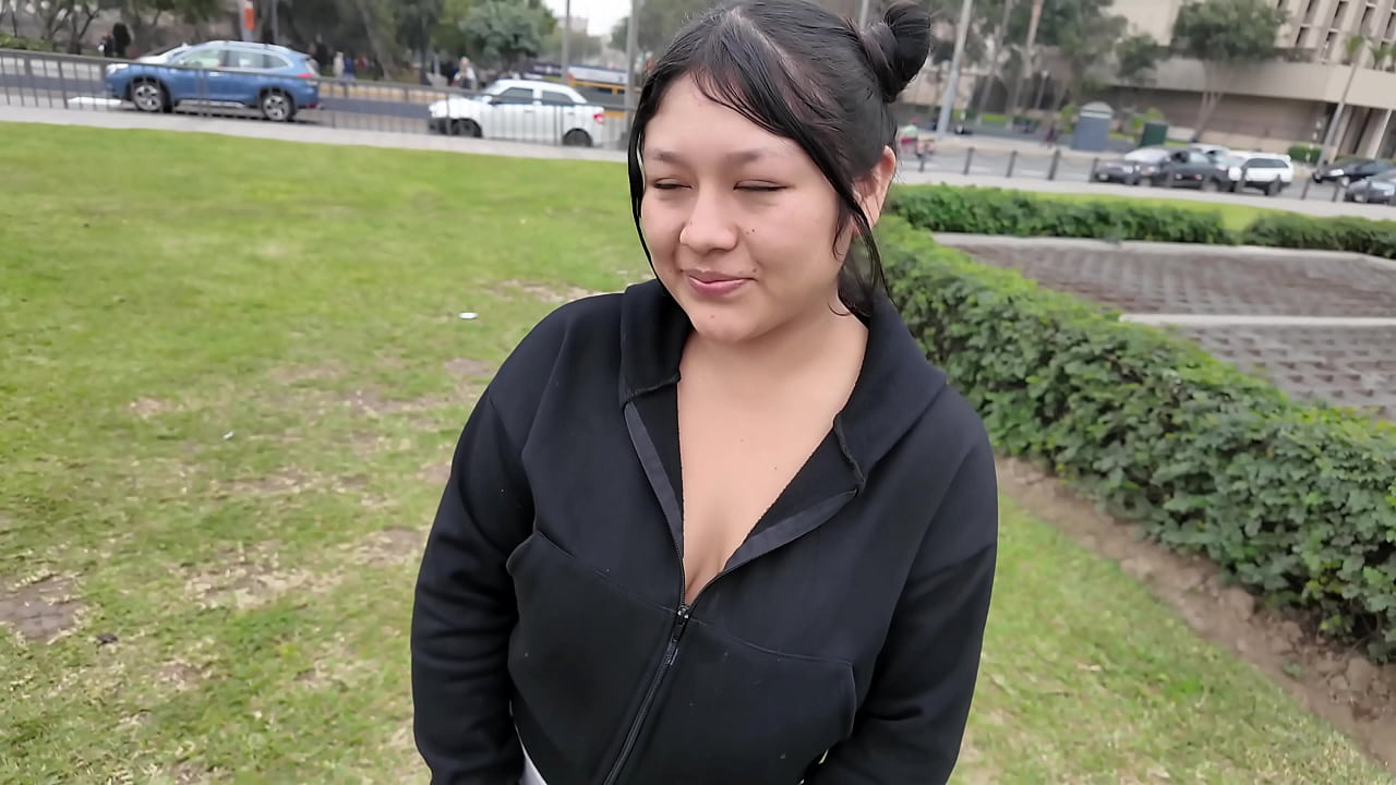 我告诉她我们要去看电影，但我们最终弄坏了瓦伦蒂娜的阴户。