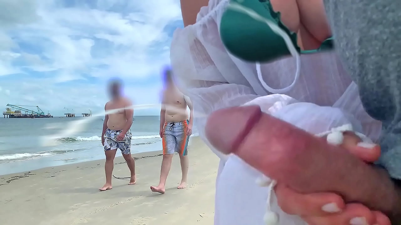 疯狂熟女在路人面前给我打手枪