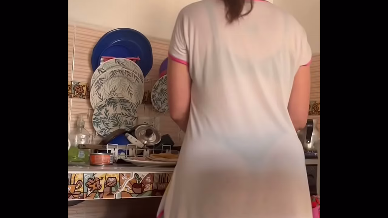 当她穿着丁字裤和内衣做饭时监视穿着睡衣的她