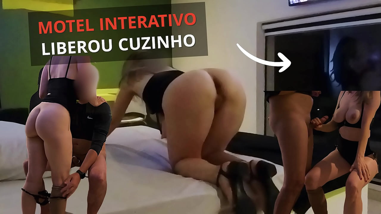 互动汽车旅馆 - 男性吃了东西，进入了跑到阴部的屁股。避孕套脱落了，我的头发被吃掉了。戴绿帽子只是透过玻璃看着。