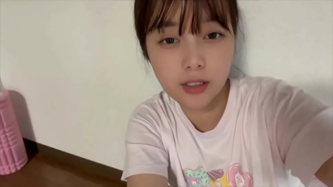 我想舔一个满头大汗的男人的全身。我长大后成为一名变态女大学生。今天我又要自慰了。