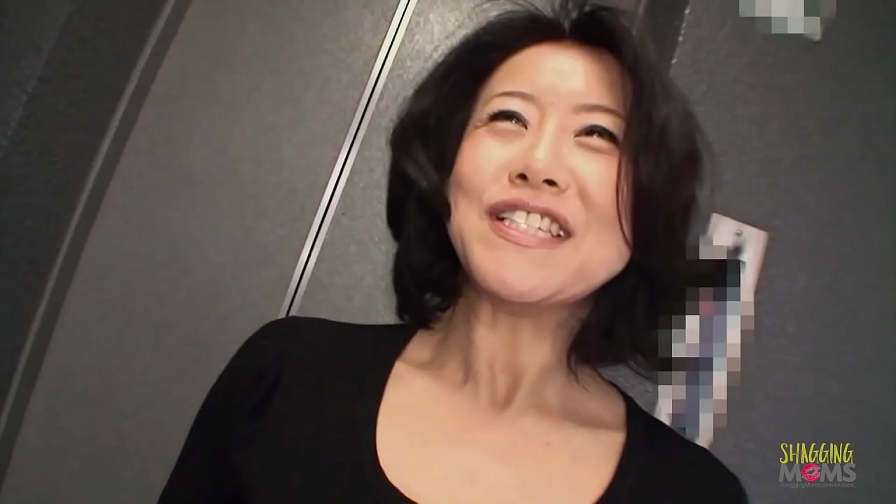 成熟的亚洲女人渴望在她湿漉漉的阴户上使用所有的性玩具