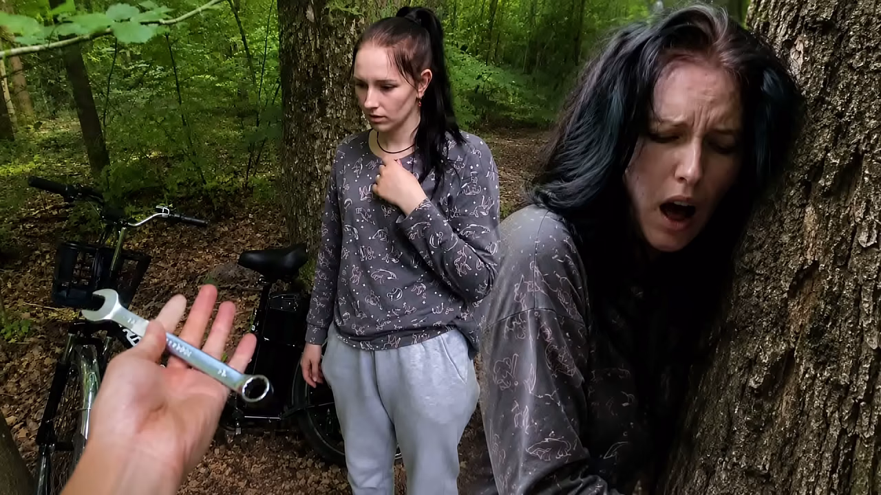 愚蠢的黑发女人在树林里把自行车弄坏了，并用她的阴户付了修理费！后入式操，面部凌乱，深吞口水！
