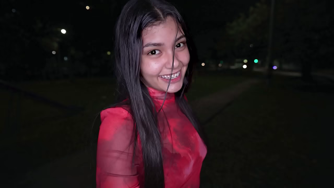 欲火中烧的女朋友迫不及待地想回家和他妈的