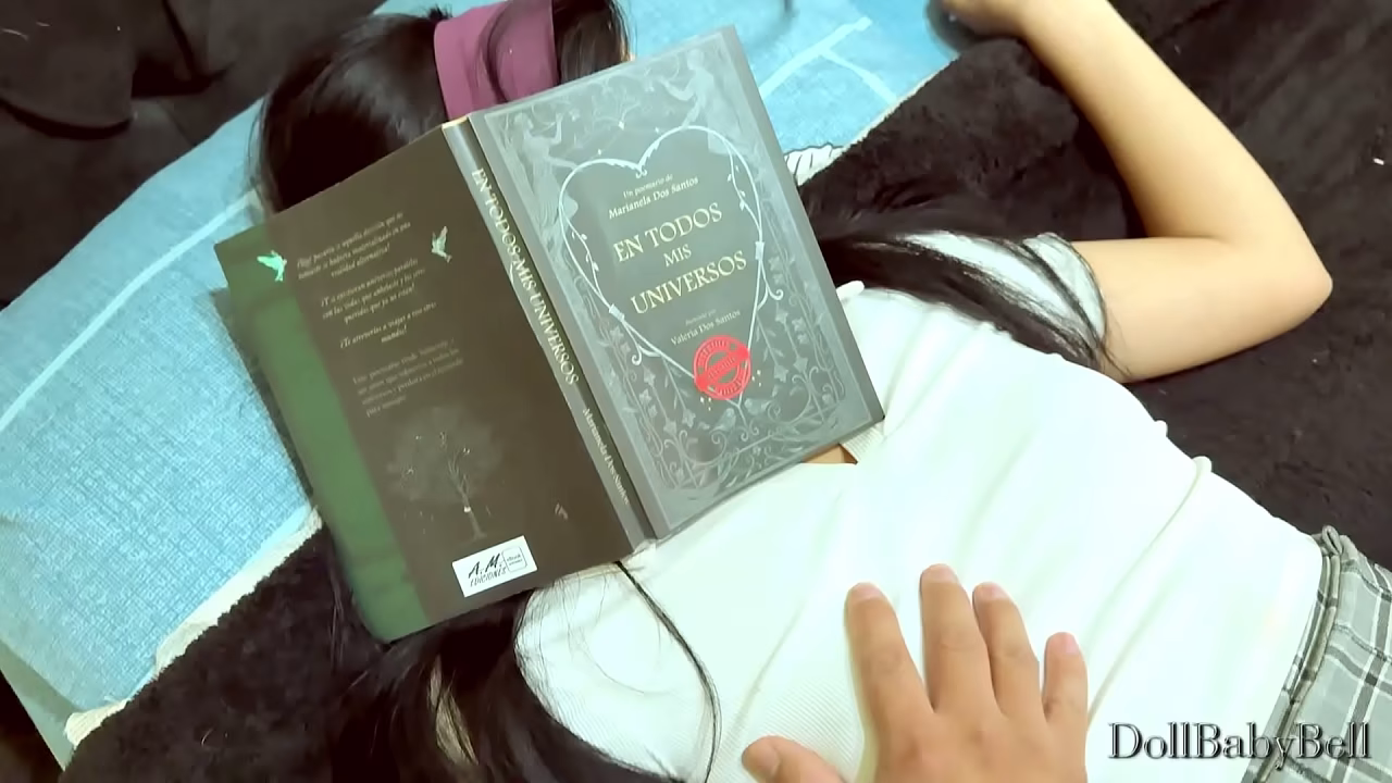 My 继姐 lets me touch her with my fingers until she gets wet