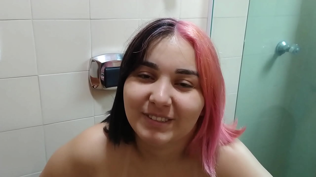 我是一个年轻的怀孕少女，喜欢通过撒尿来炫耀。