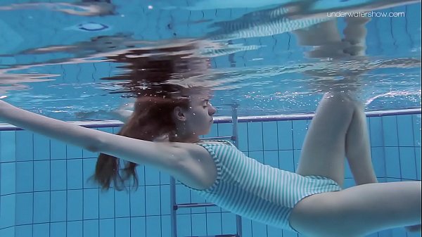Anna Netrebko skinny tiny 年轻女性 underwater