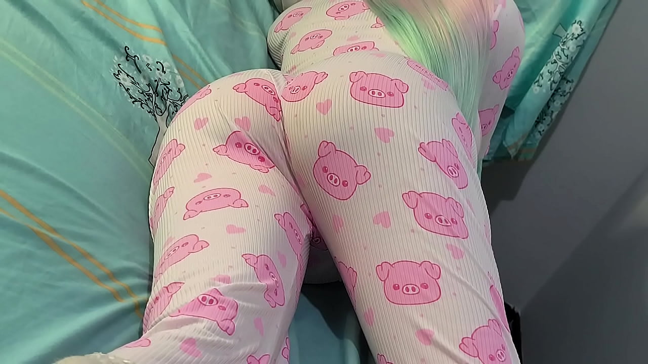 继女 in cosplay pajamas gets fucked by her big-dick 继父 (Over 18)