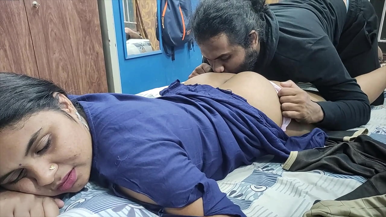 欲火中烧的 Mallu 家庭主妇脱光衣服并秘密地与她年轻的大学好友打交道