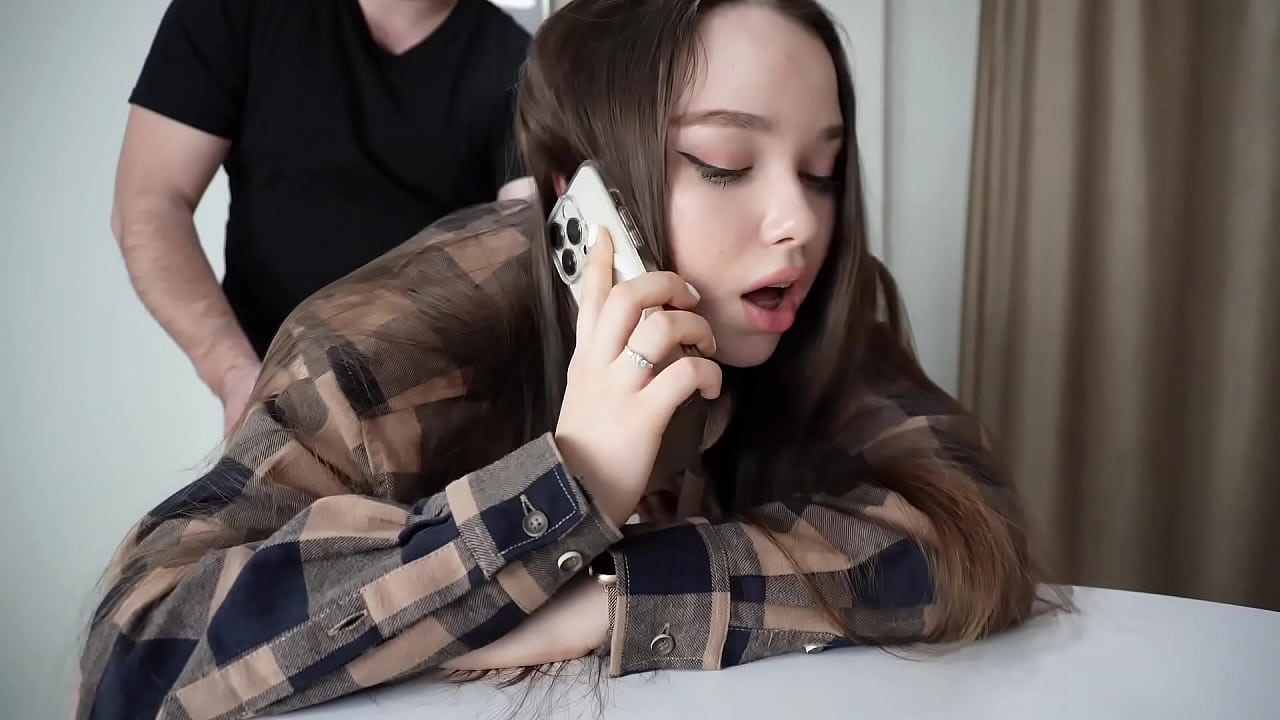 Fucking my 继姐 while she's on the phone.