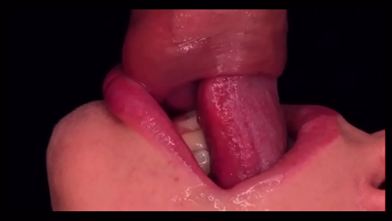 强大而深入的特写口交。我的室友喜欢吮吸我的大鸡巴