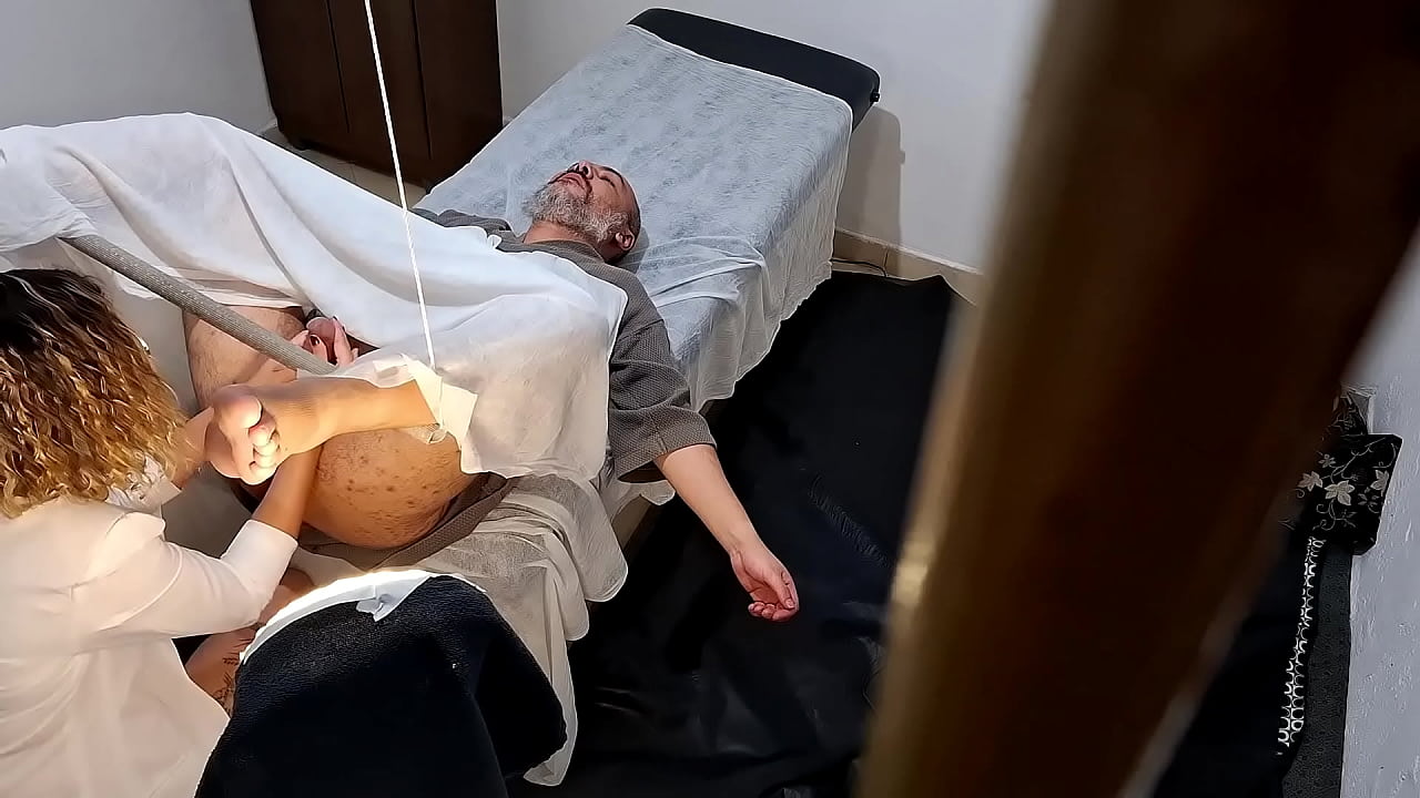 他去找医生检查前列腺，但医生却将性交带子插进了他的屁股。