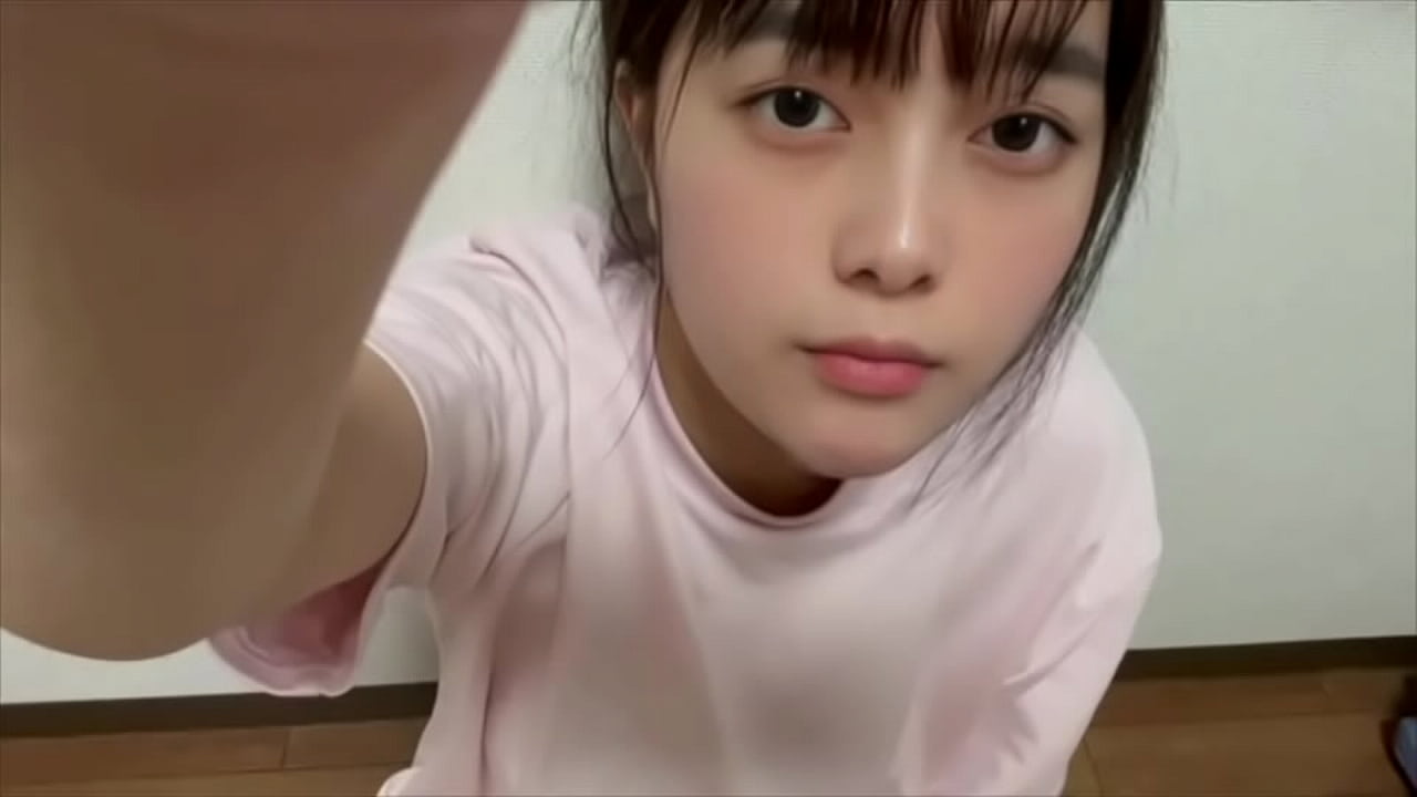 我在大学俱乐部看到一个男游泳运动员的阴茎凸起，从那以后我就很饥渴，所以我在家自慰......