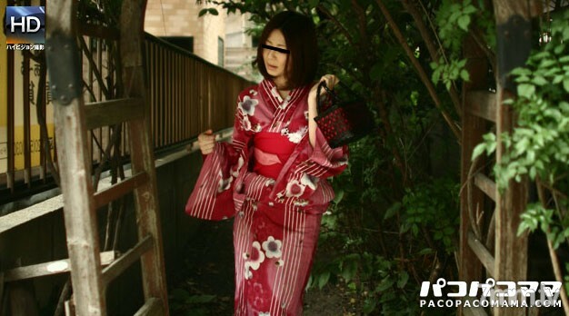 081711-438 看起来像浴衣的美丽妻子