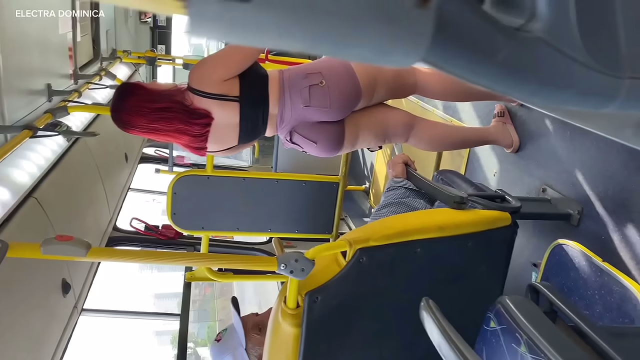 我把女佣带回家，看看她在公交车上做了什么，我疯了！