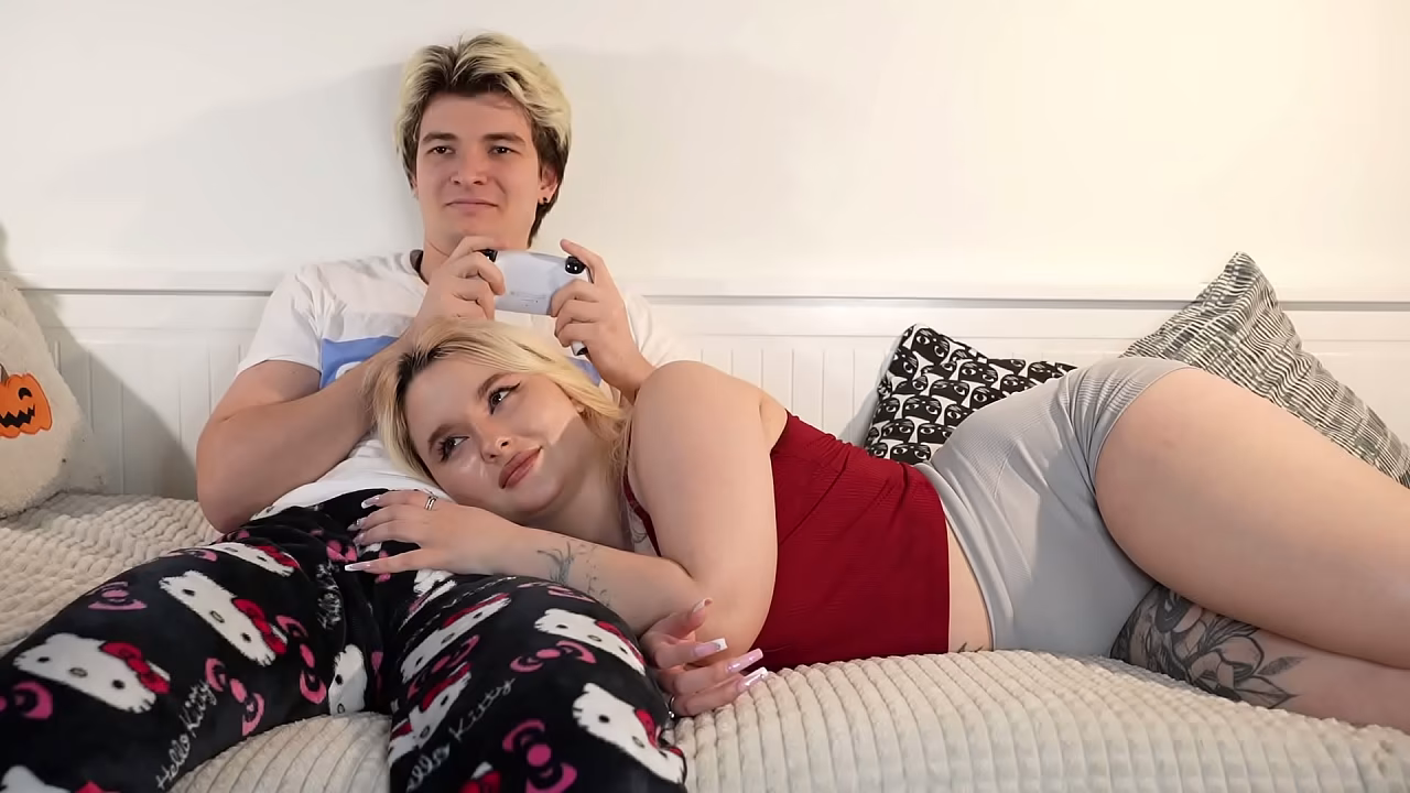 继姐 fucked me so hard she almost broke the bed