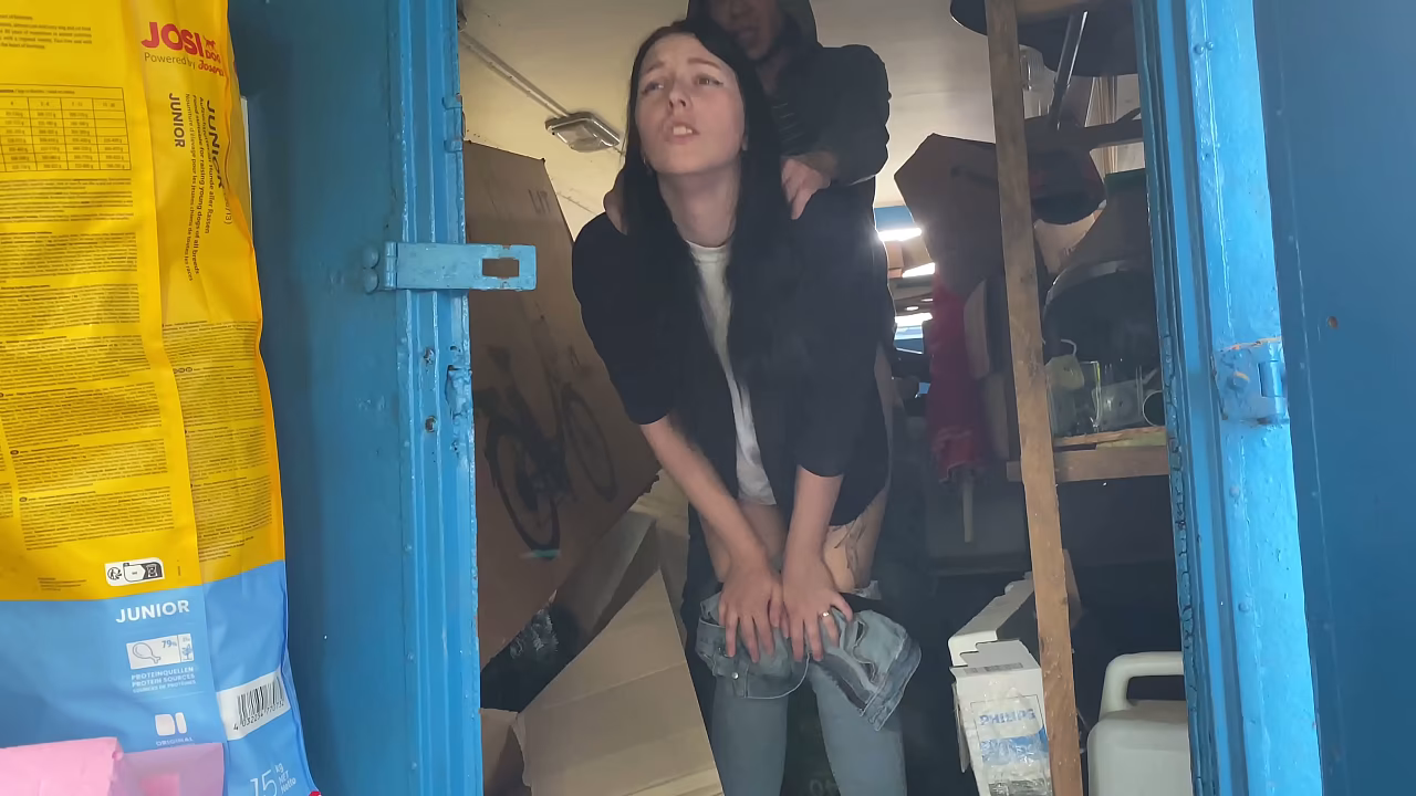 一名仓库工人在箱子上狠狠地操了经理，然后把她放回了原来的位置