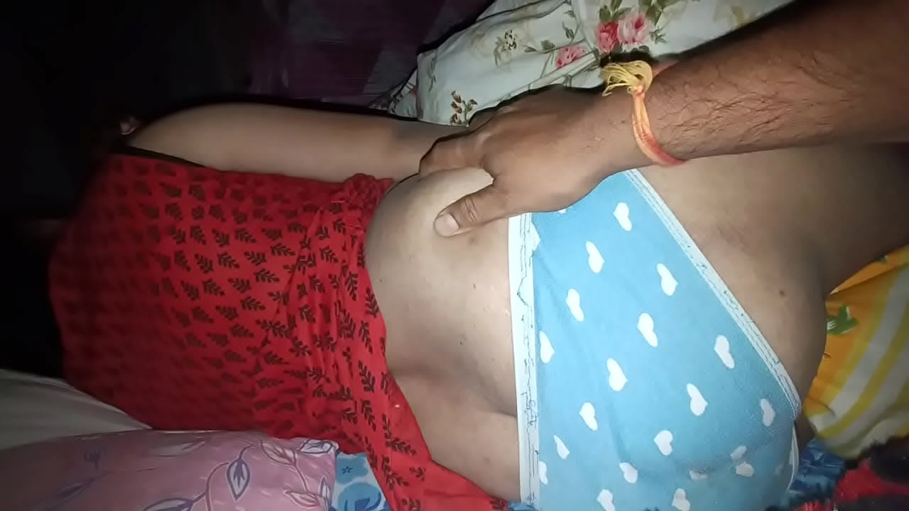 丈夫偷偷录下她熟睡的妻子