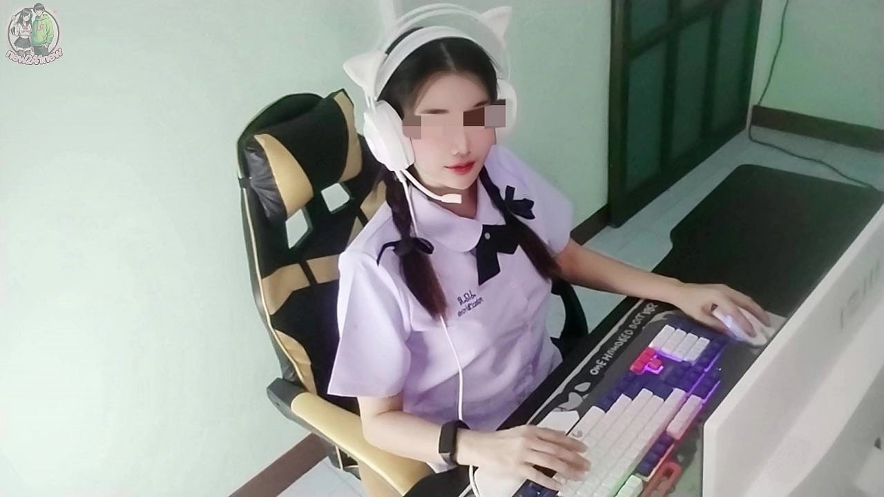 Thai 学生 is caught and fucked in front of the computer by her senior, screaming loudly in the house (clear Thai audio) 4K