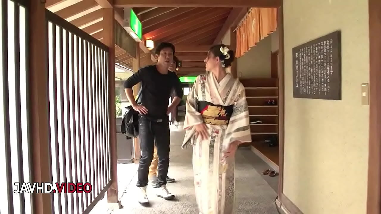 水野葵诱人的日本户外口交充满激情和热度