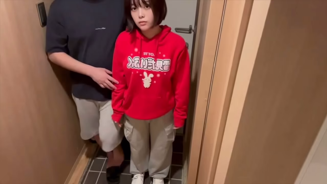 今天我去男朋友家过夜。我们一起去了便利店，回来后，我们忍不住在前门发生了性关系。