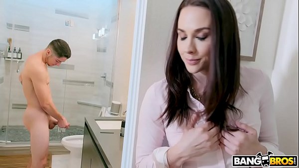 BANGBROS - 继母 Chanel Preston Catches Jerking Off In Bathroom