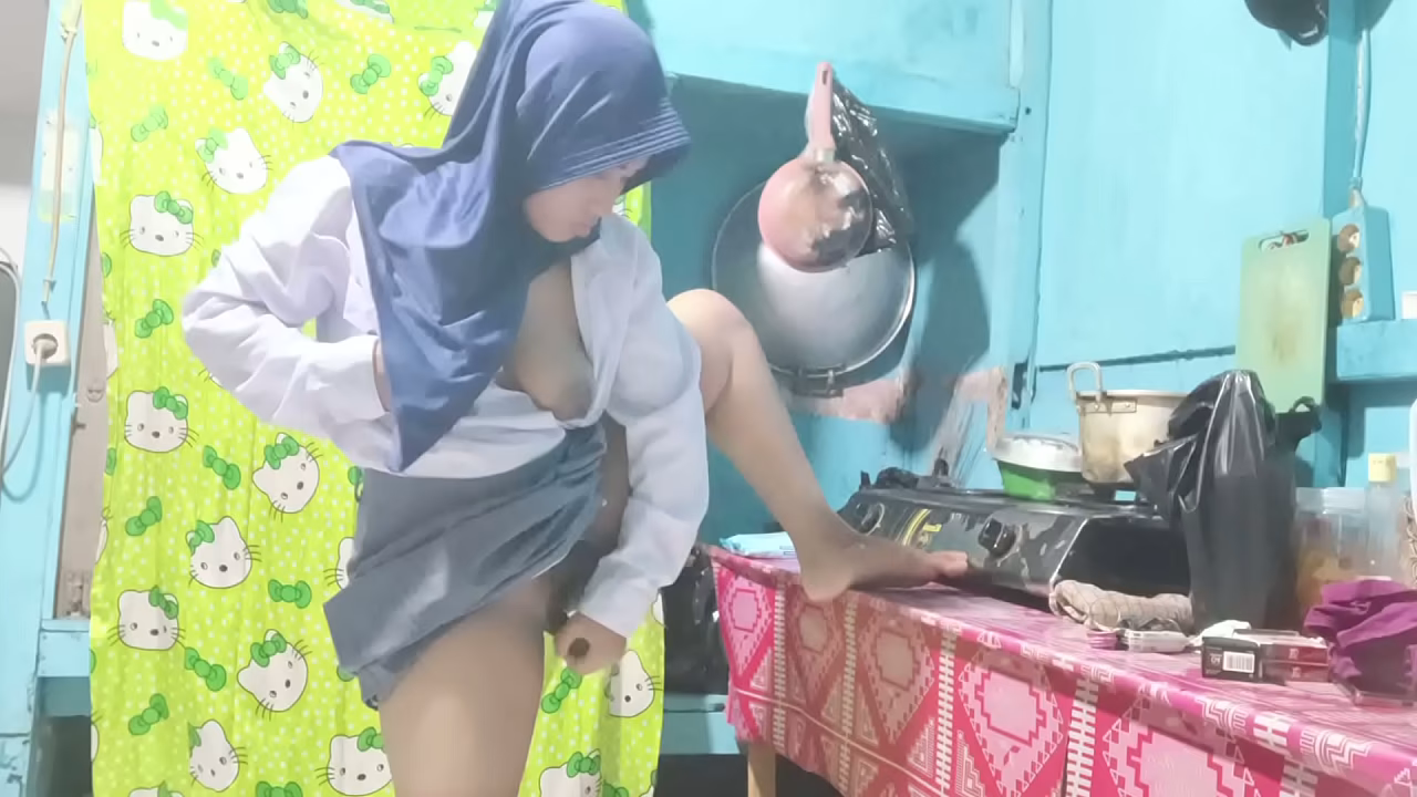 科尔梅克学生在厨房里使用黄瓜
