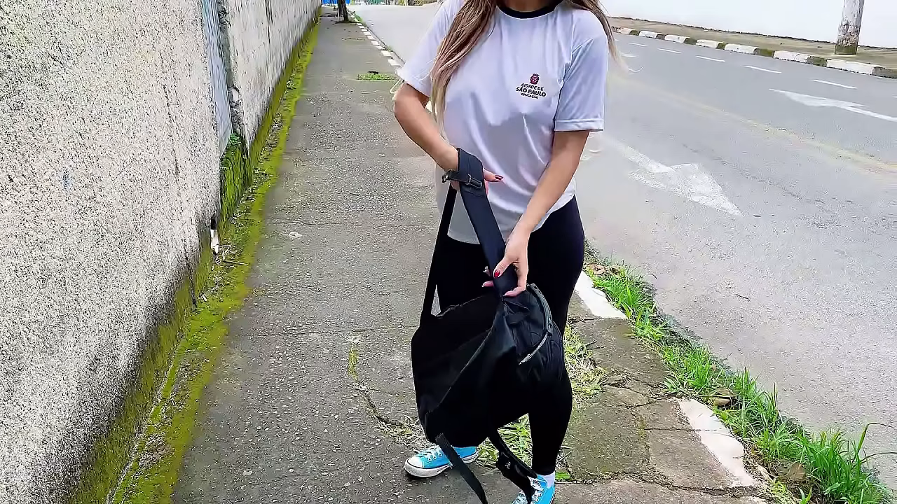 老师在学校门前的车内与学生发生肛交