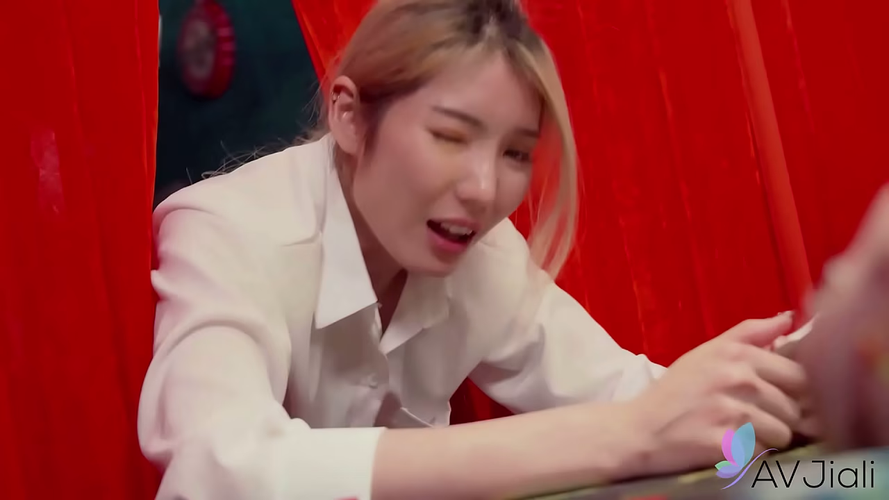 淘气的台湾人李智妍与男友玩得很开心。