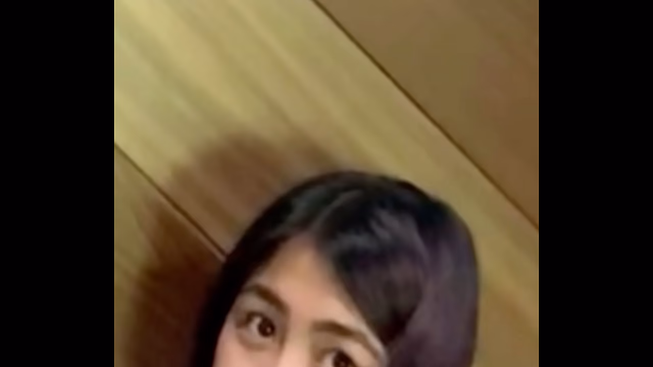 欲火中烧的美丽办公室同事被发现手淫