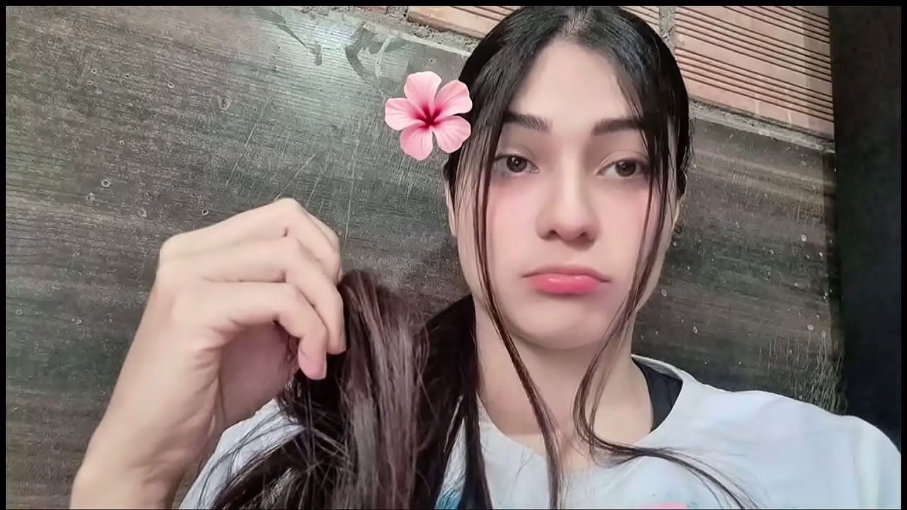 年轻女孩跳跃并炫耀她的大奶