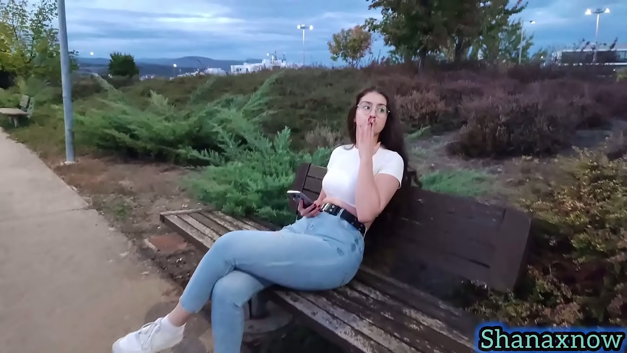 Shanaxnow 抽烟恋物癖大屁股穿着紧身牛仔裤 V