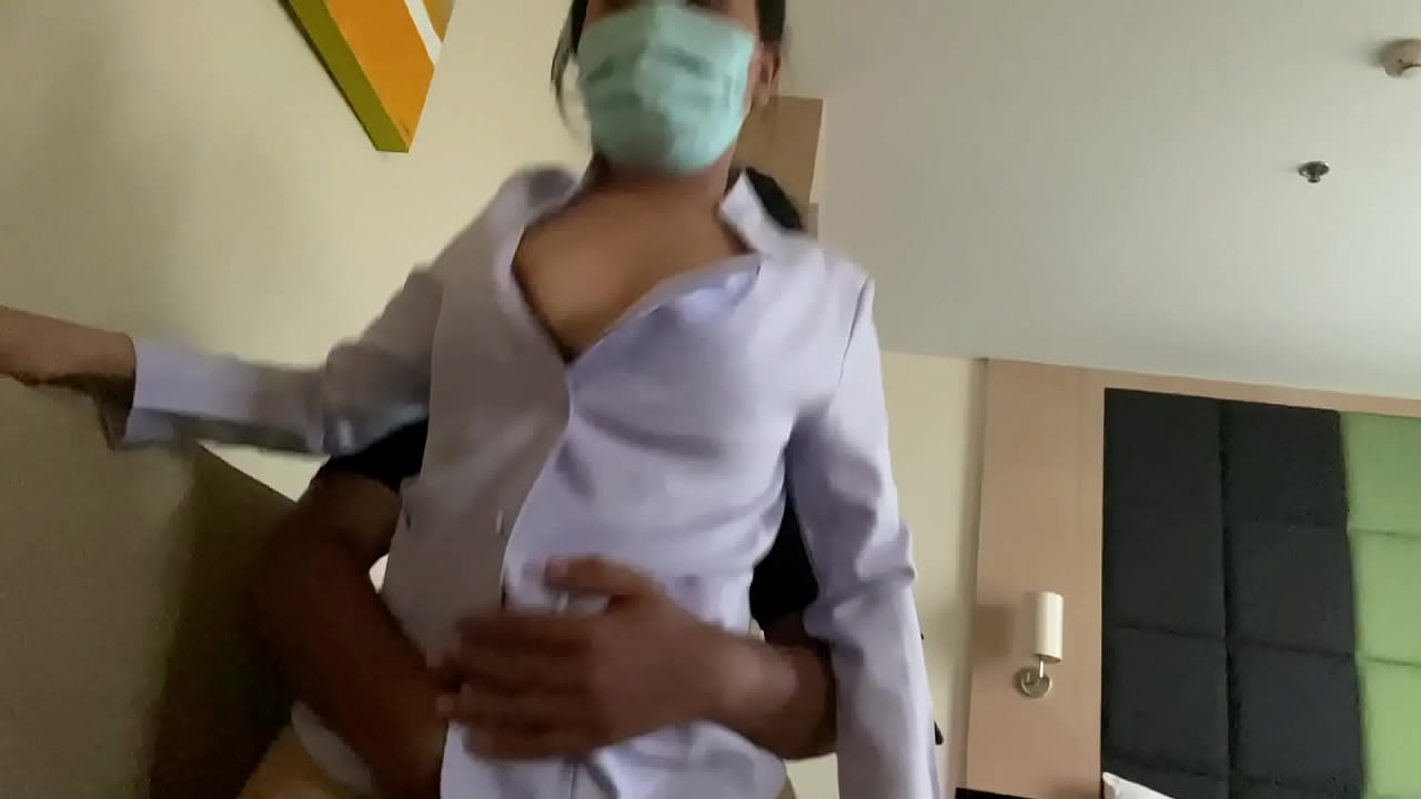 可爱的护士要求她的朋友用力操她