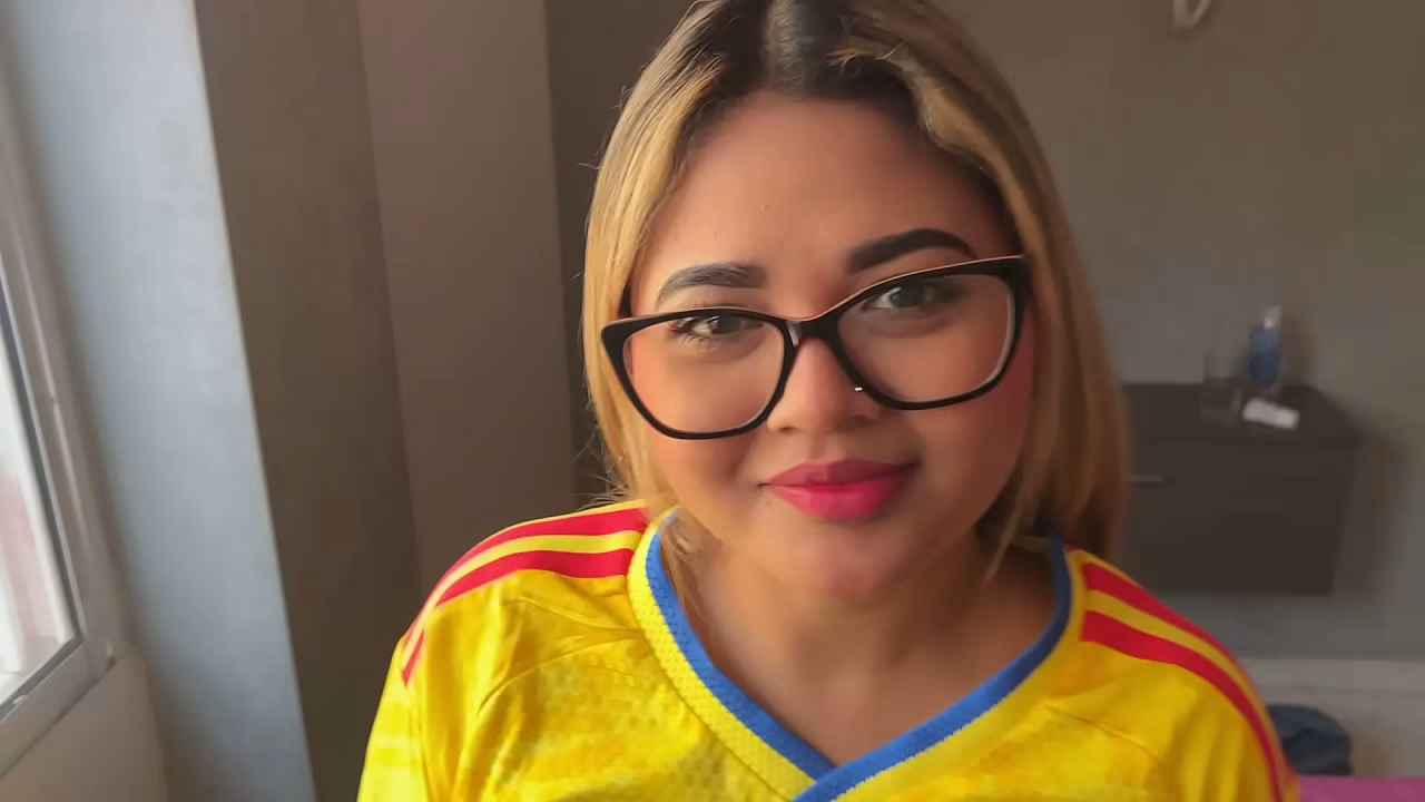 哥伦比亚娇小的拉丁业余爱好者喜欢在世界杯比赛后口交