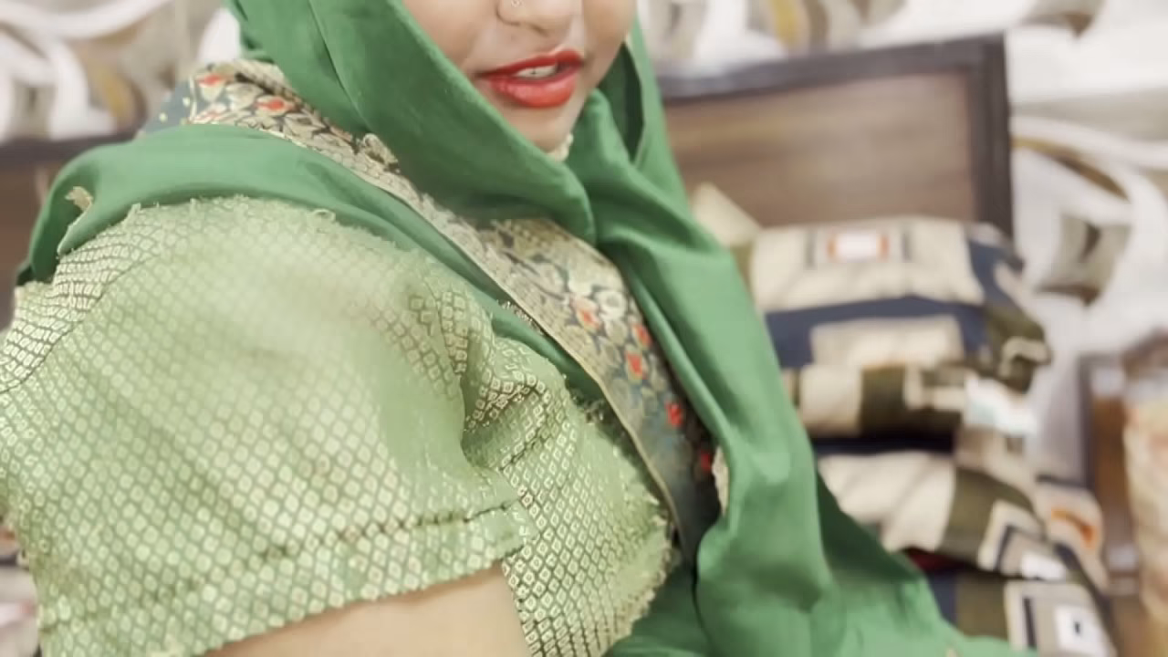 Desi Chachi 在秘密夜间会议中被 Bhatija 操得很紧