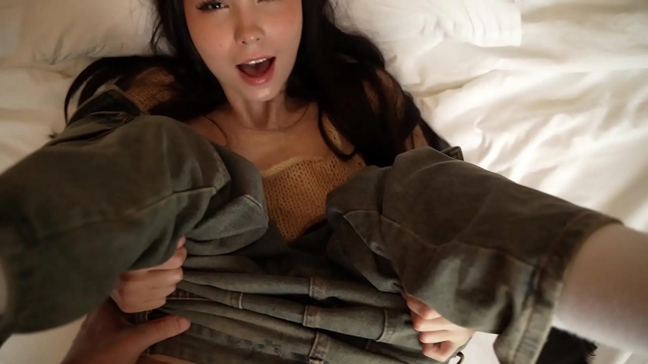 亚洲女人放学后做爱之前很害羞。